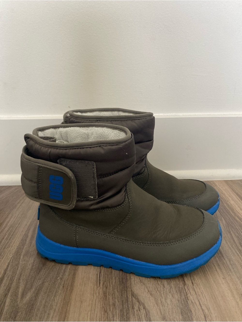 UGG Boys Kids Grey Winter Boots with Blue Outsole
